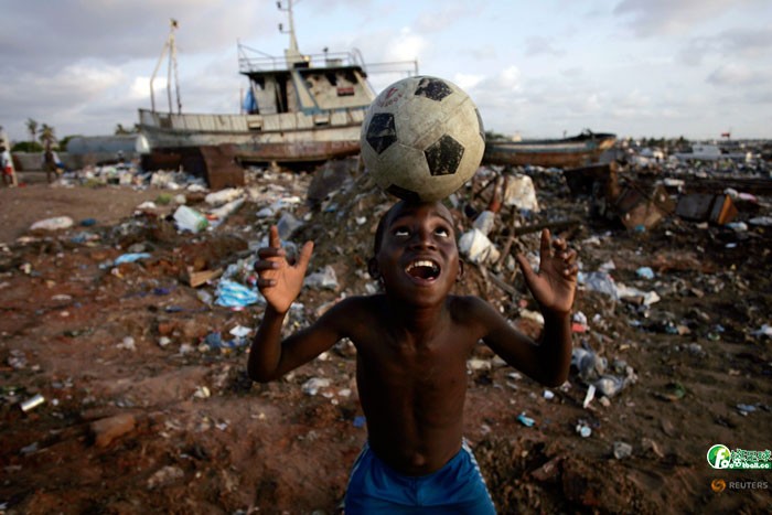 安哥拉青年在首都羅安達街頭踢足球