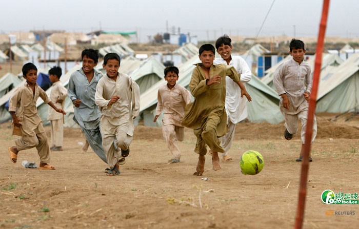 斯瓦特山谷地區進行軍事進攻的國內流離失所的男孩在位於巴基斯坦首都伊斯蘭堡西北約120公里（75英里）的斯瓦比地區的聯合國難民事務高級專員公署（Yar Hussain）營地的休閒中心內玩耍。
