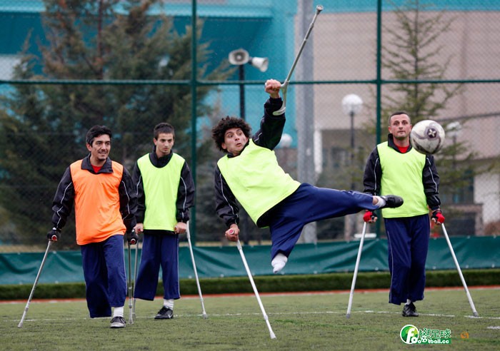 土耳其截肢者橄欖球隊的一名殘疾足球運動員，其成員是士兵受傷的隊員，在安卡拉2010年1月22日的一次練習賽期間，其他球員也會參加比賽。