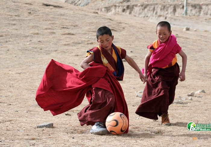 中國西北青海省海南藏族自治州一所喇嘛學校的西藏兒童踢足球