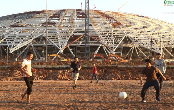 正在建設中的薩馬拉體育場，一群人在踢球