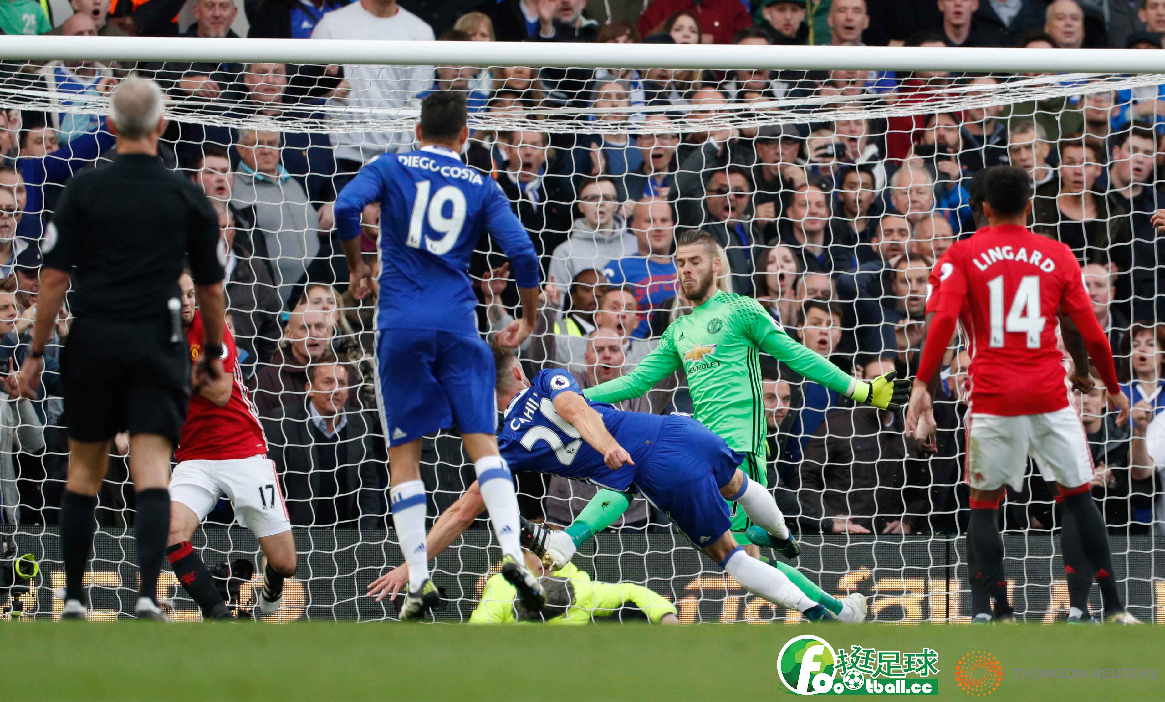 卡希爾利用角球機會凌空抽射取