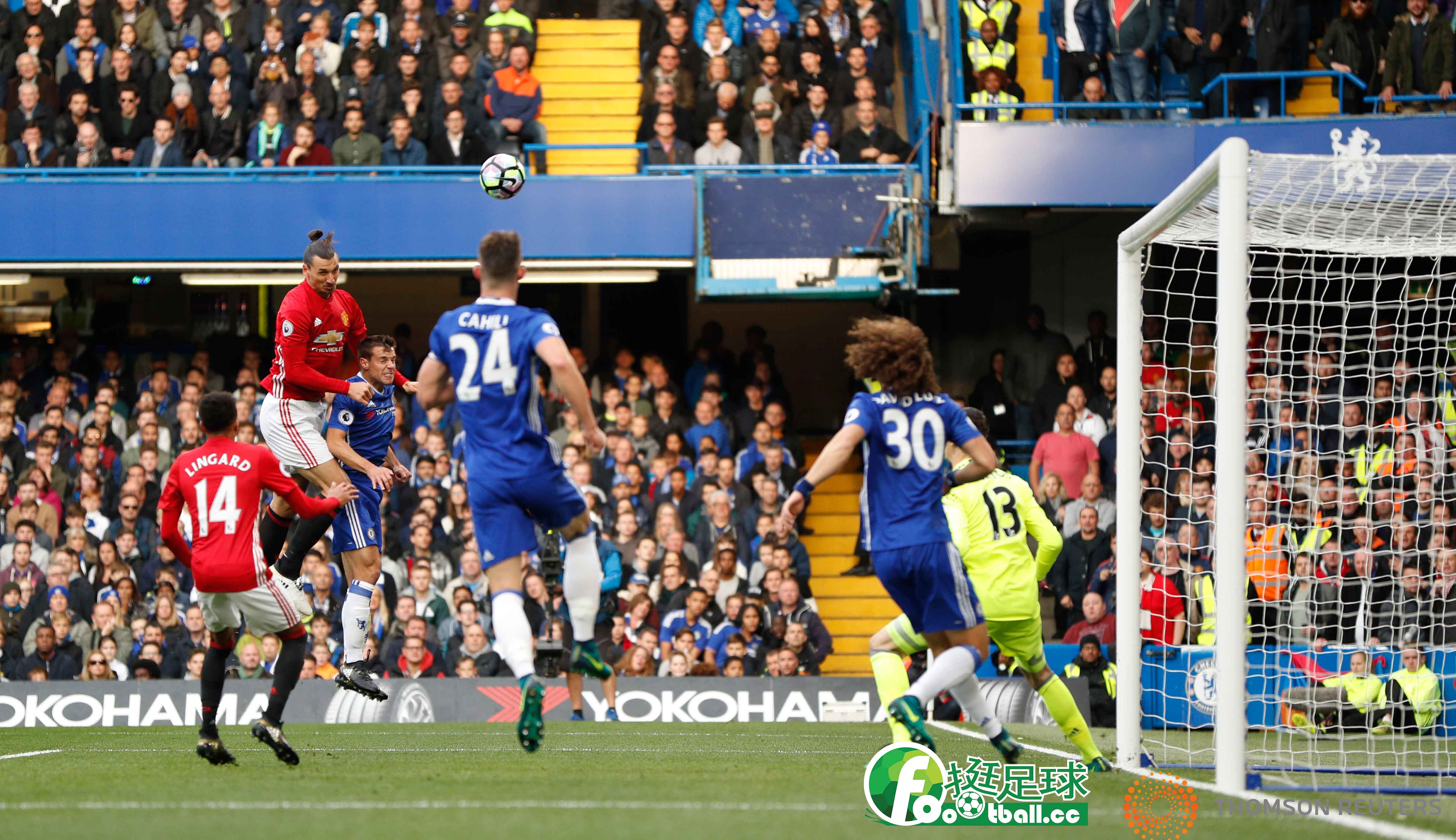 伊布在80分鐘接到馬塔斜傳，胸口停球轉身抽射