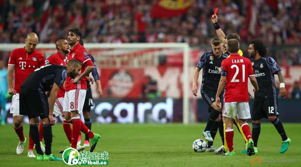 Javi Martinez紅牌出場