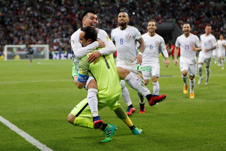 智利全部球員在勝利一刻衝向致勝英雄布拉沃慶祝
