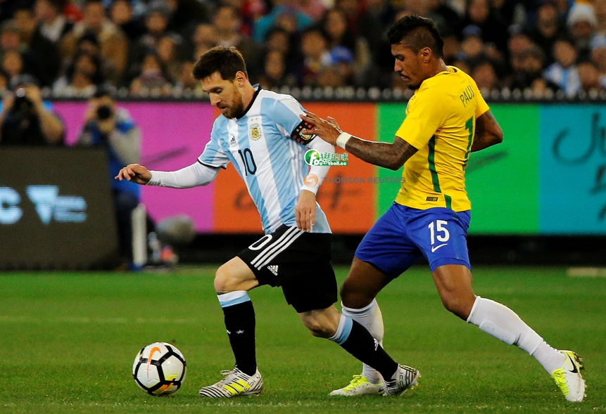巴西國腳保利尼奧（右）防守阿根廷隊長梅西（左）